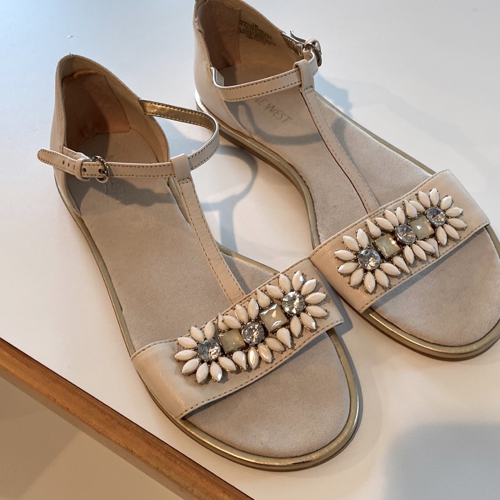 Off white size 7 Nine West boutique sandals, suede and leather